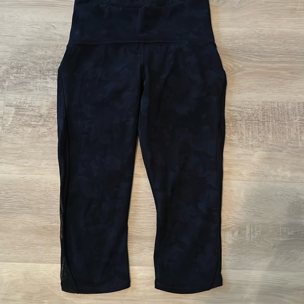 LULULEMON Black/Blue Camouflage Capris Leggings, size 6